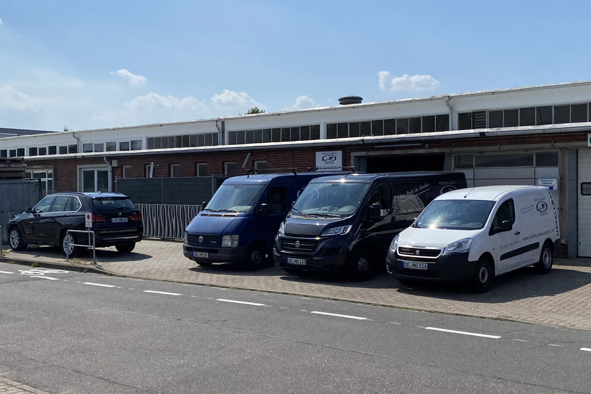 Unsere Fahrzeuge vor unserem Firmengebäude